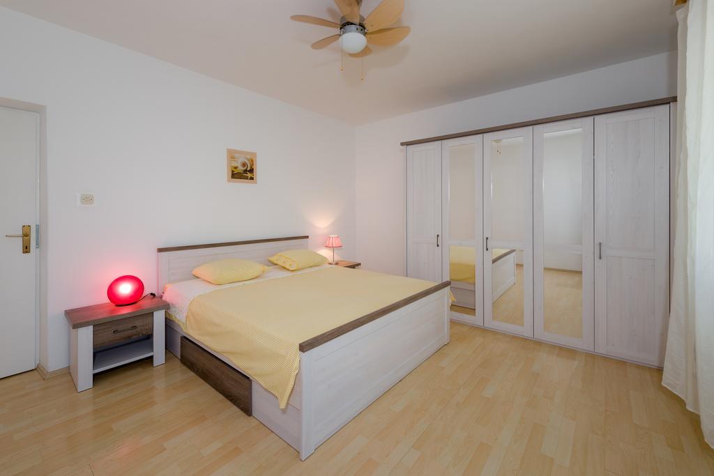 Garden Apartment Kastela Room photo